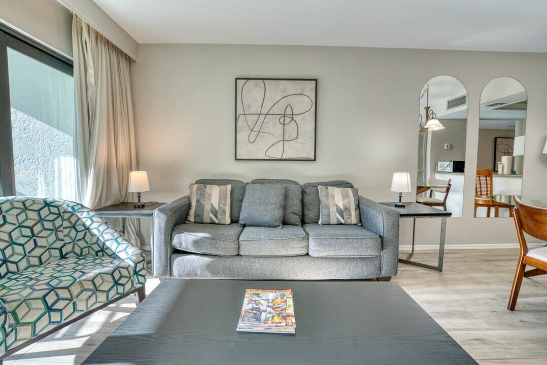 600 Neapolitan Way in Naples, FL - Building Photo