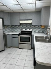 10233 NW 9th St Cir in Miami, FL - Building Photo - Building Photo