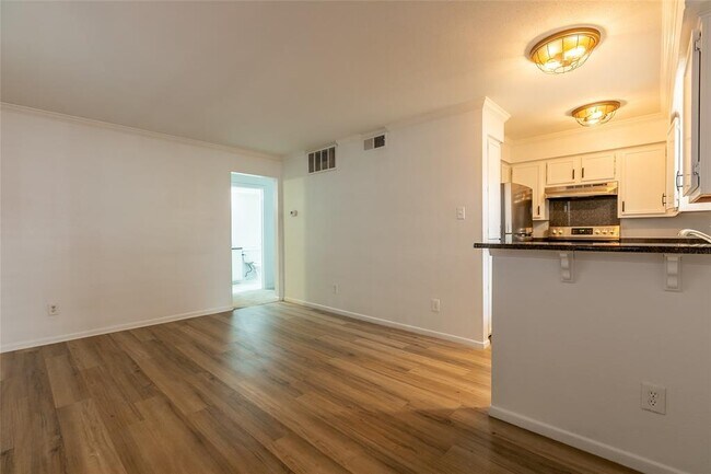 301 E 4th St-Unit -326 in Austin, TX - Building Photo - Building Photo