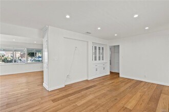 1056 E Orange Grove Ave in Burbank, CA - Building Photo - Building Photo