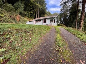 95389 Haynes Way Ln in North Bend, OR - Building Photo