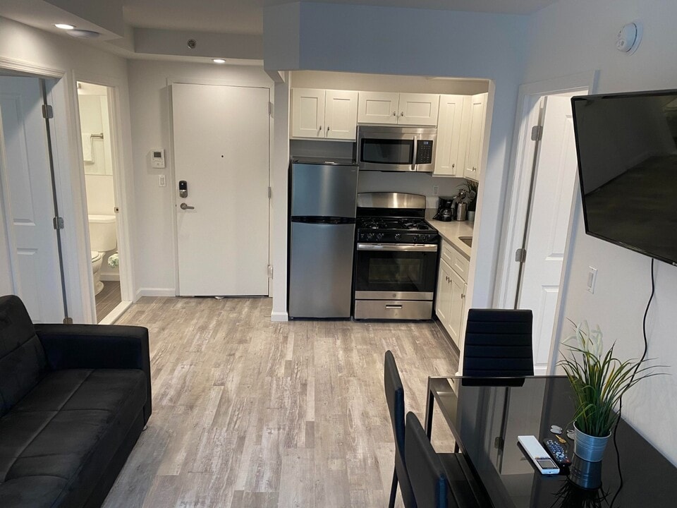 433 W 53rd St in New York, NY - Building Photo