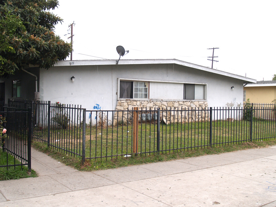 Fourplex in Santa Ana, CA - Building Photo