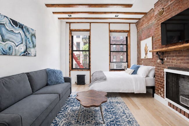 241 E 24th St