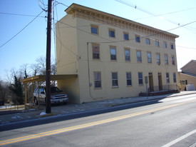 16 N Church St in Thurmont, MD - Foto de edificio - Building Photo