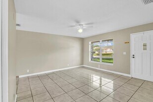 184 SE 27th Way in Boynton Beach, FL - Building Photo