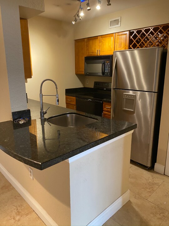2820 N Oakland Forest Dr in Oakland Park, FL - Building Photo