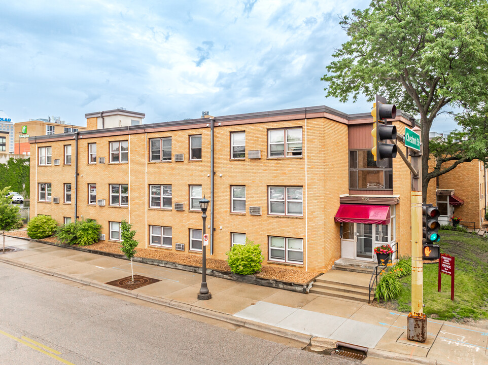 Chestnut Arms in St. Paul, MN - Foto de edificio