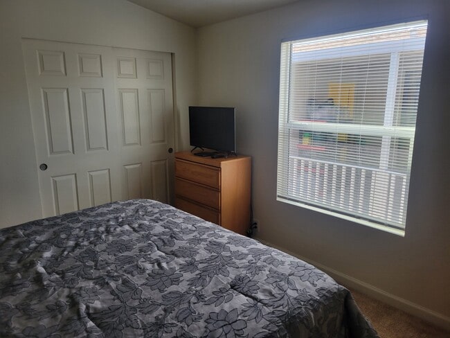 880 Montecito Dr in Pahrump, NV - Building Photo - Building Photo