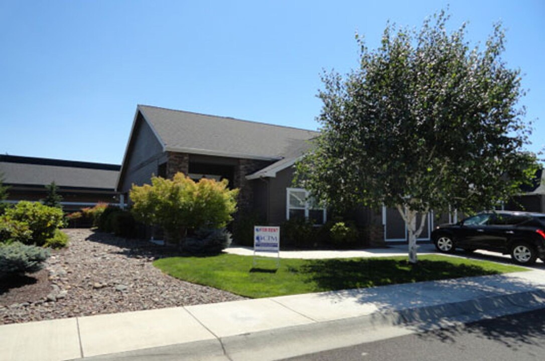 108 Sandridge Way in Eagle Point, OR - Building Photo