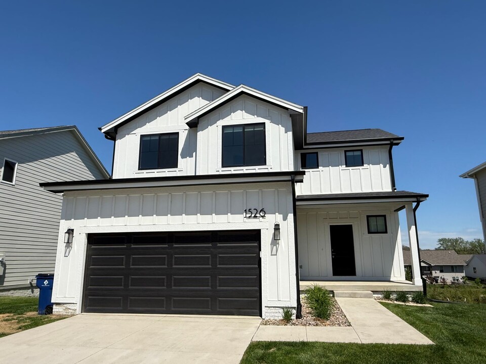 1526 S King's Grv Ave in West Des Moines, IA - Building Photo