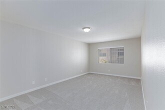 8067 Dorinda Ave in Las Vegas, NV - Building Photo - Building Photo