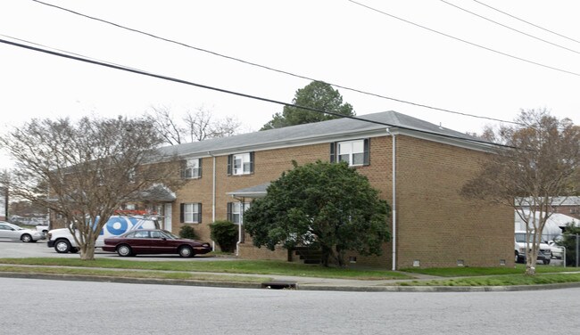 Azalea Garden Apartments in Norfolk, VA - Foto de edificio - Building Photo