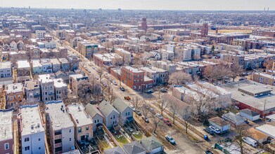 3301 W Evergreen Ave in Chicago, IL - Foto de edificio - Building Photo