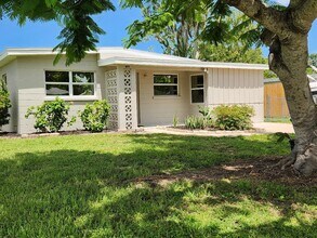 1059 Lillian St in Venice, FL - Foto de edificio - Building Photo