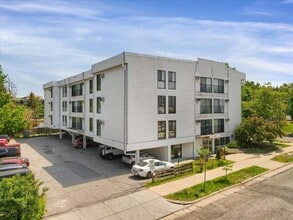 925 30th Ave S, Unit 305 in Minneapolis, MN - Foto de edificio - Building Photo