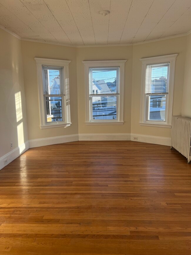 216 Elm St, Unit 2 in Everett, MA - Foto de edificio - Building Photo