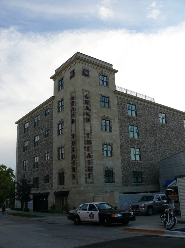 Grand Theatre Condominiums in Grand Haven, MI - Foto de edificio - Building Photo