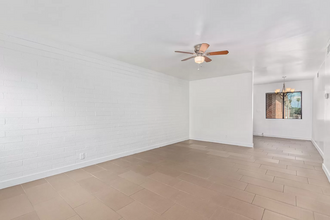 1233 E Thomas Rd in Phoenix, AZ - Foto de edificio - Building Photo