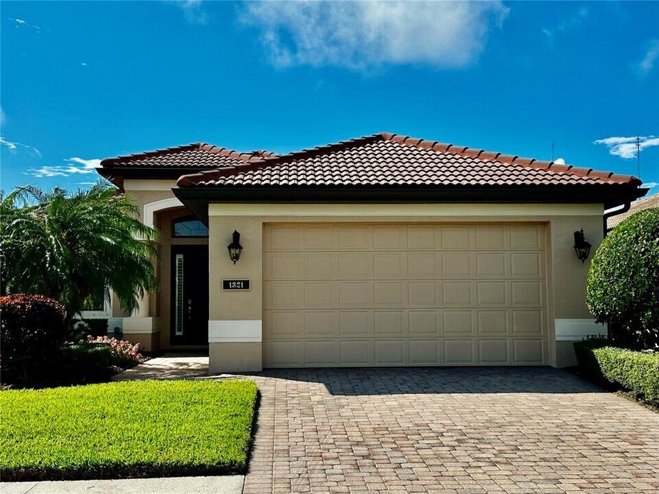 1321 Cielo Ct in Nokomis, FL - Building Photo