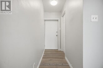 2320 Hixon St in Oakville, ON - Building Photo - Building Photo