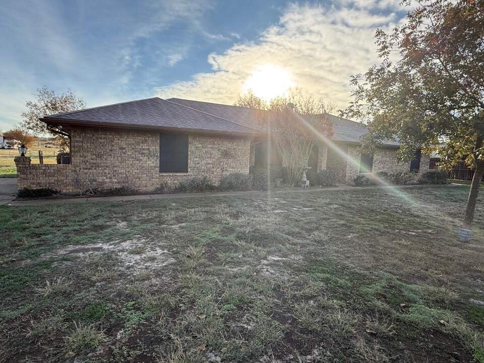 1891 N Bend Rd in Weatherford, TX - Building Photo