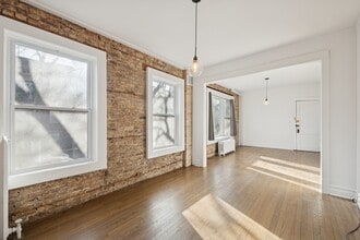 3018 W Schubert Ave, Unit One in Chicago, IL - Foto de edificio - Building Photo