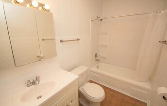 18 Riverview Ln in Bettendorf, IA - Building Photo - Building Photo