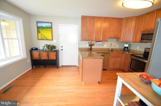5611 Herberts Crossing Dr in Burke, VA - Building Photo - Building Photo