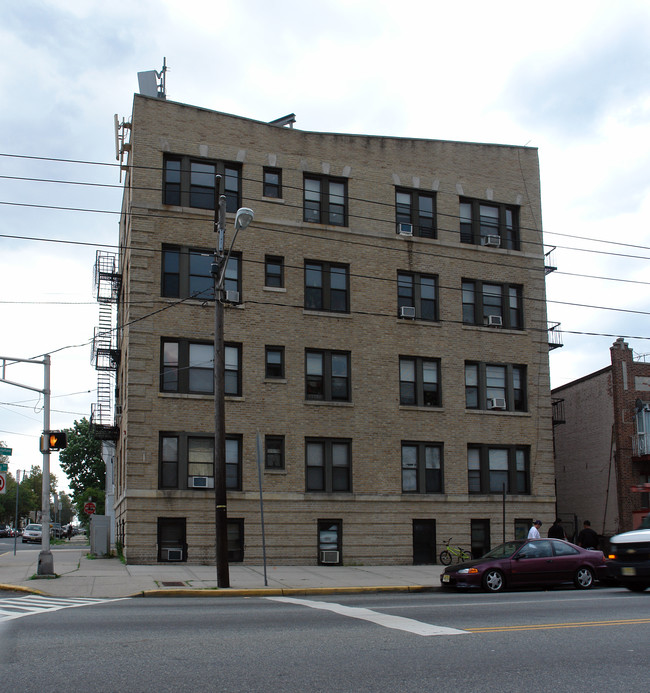 3370 John F Kennedy Blvd in Jersey City, NJ - Building Photo - Building Photo