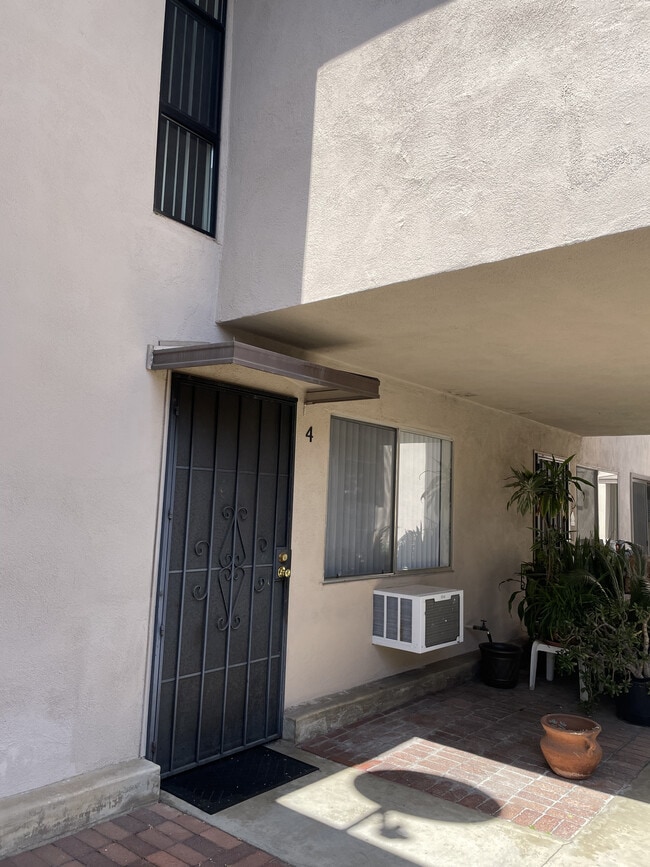 Tradewinds Apartments in Covina, CA - Foto de edificio - Building Photo
