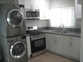 1307 W M St, Unit B in Wilmington, CA - Foto de edificio - Building Photo