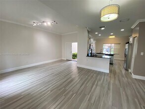 562 NW 130th Ave in Pembroke Pines, FL - Building Photo - Building Photo