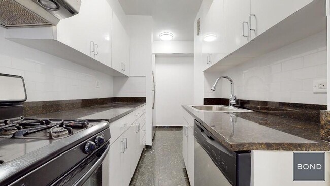 157 W 57th St in New York, NY - Building Photo - Building Photo
