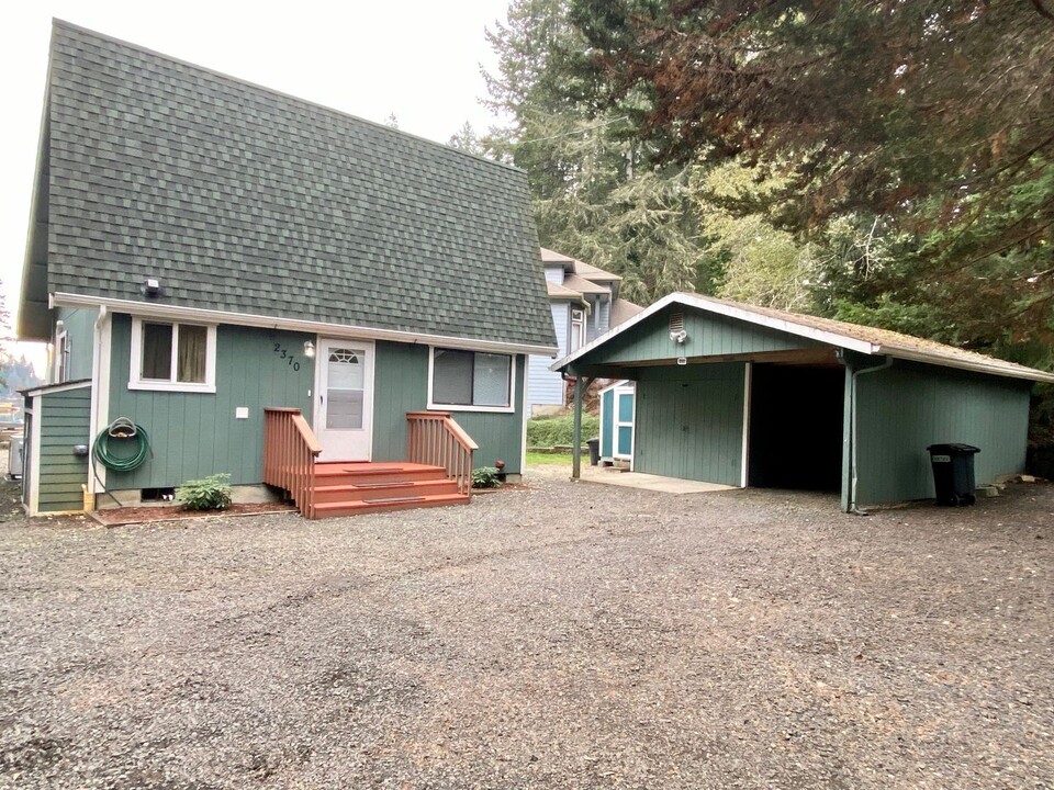 2370 E Phillips Lake Loop Rd in Shelton, WA - Building Photo