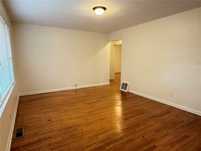 1060 Loekes Dr in Florissant, MO - Building Photo - Building Photo