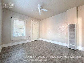 900 E Baltimore Dr in El Paso, TX - Foto de edificio - Building Photo