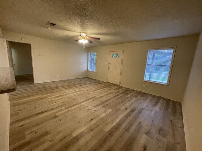 14745 Liberty St in Montgomery, TX - Foto de edificio - Building Photo