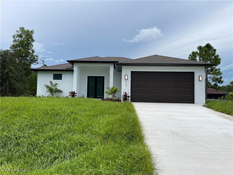714 Anaconda Ave S in Lehigh Acres, FL - Building Photo