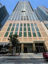 2 E Erie St in Chicago, IL - Building Photo