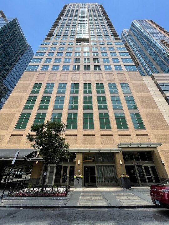 2 E Erie St in Chicago, IL - Building Photo
