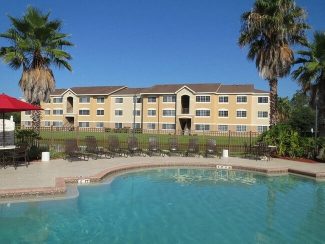 Carolina Club Apartments in Daytona Beach, FL - Foto de edificio - Building Photo