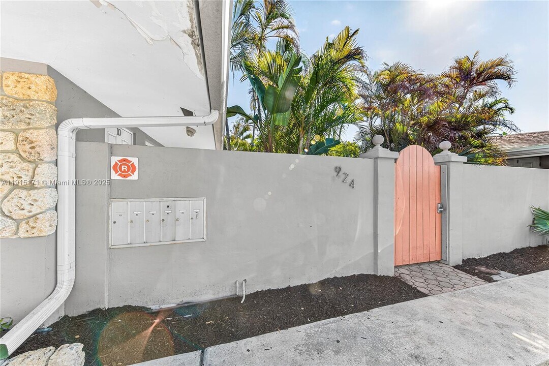 924 NE 17th Terrace in Fort Lauderdale, FL - Building Photo