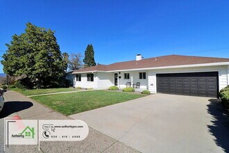 1225 Manzanita Hills Ave in Redding, CA - Building Photo - Building Photo