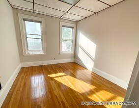 26-28-28 Harbor View St in Boston, MA - Foto de edificio - Building Photo