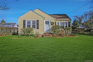 425 Old Shipyard Ln in Southold, NY - Building Photo