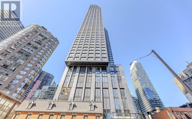 8-2918 Wellesley St W