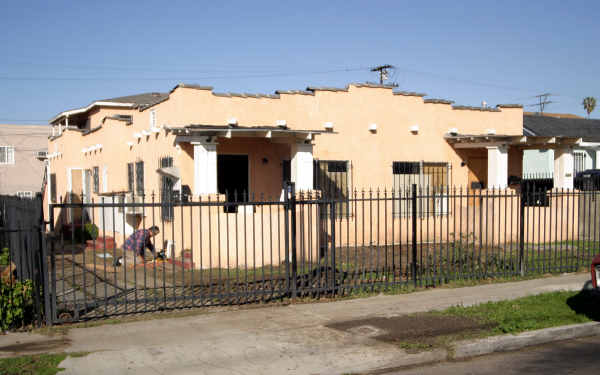 327-329 1/2 Normandie Pl in Los Angeles, CA - Building Photo