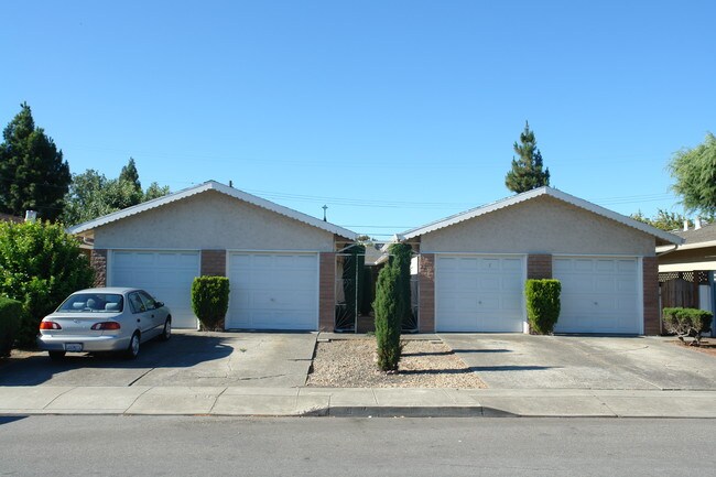 2428 Karen Dr in Santa Clara, CA - Foto de edificio - Building Photo