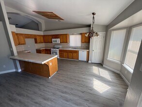 Spacious 4-Bedroom Home in Southwest Bakersfield in Bakersfield, CA - Building Photo - Building Photo